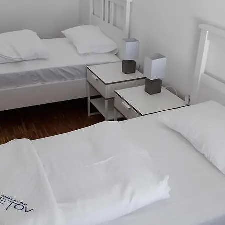 Hostel & Letov *
