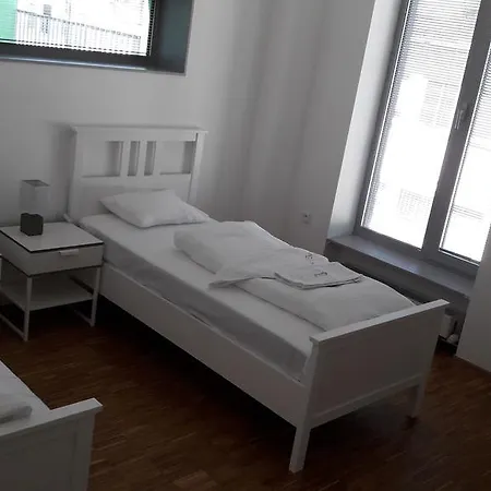 Hostel & Letov Prag