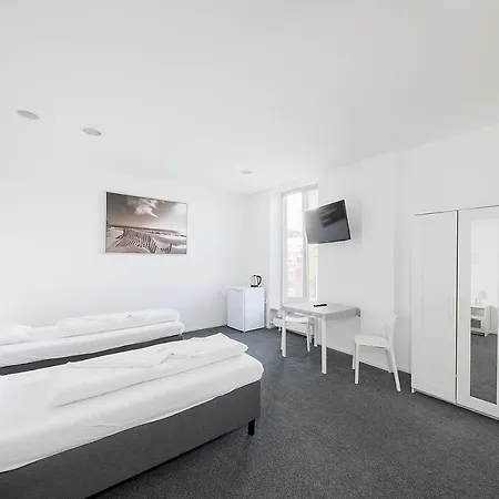 Hostel & Letov Praga