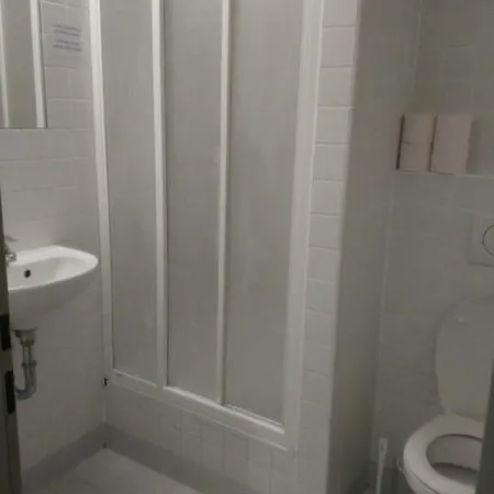 Hostel & Letov Prága