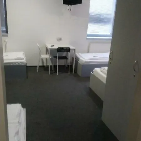 Hostel & Letov *